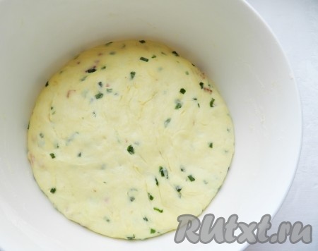 Посуду с тестом накрыть чистым полотенцем и оставить в тёплом месте для подхода на 1 час. Когда тесто поднимется и увеличится в объёме вдвое, обмять его, и оставить ещё на 40-45 минут.