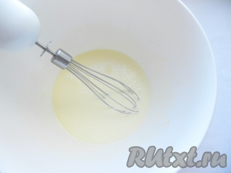 В объёмной миске 1 яйцо смешать с 1 столовой ложкой сахара, солью, добавить растопленное не горячее сливочное масло, оставшиеся 150 миллилитров молока, перемешать.