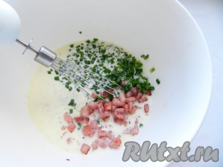 Добавить лук и обжаренную ветчину, снова перемешать.