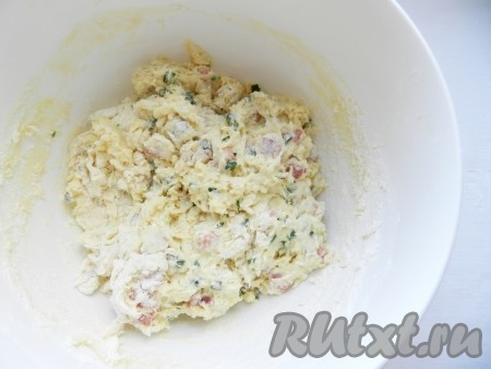 Постепенно всыпая муку, замесить тесто. Муки может понадобиться больше или меньше, в зависимости от её качества. Тесто должно получиться мягким и эластичным.