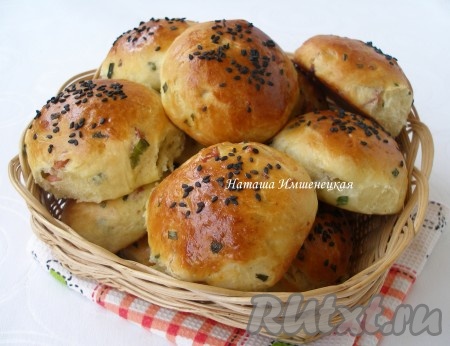 Вкусные, ароматные и румяные булочки готовы, к столу подаём их тёплыми или полностью остывшими.