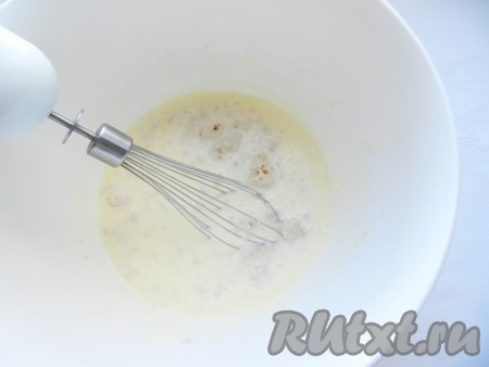 В миску добавить запенившуюся молочно-дрожжевую смесь, перемешать.