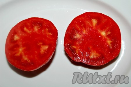 Помидоры помыть, разрезать на половинки.