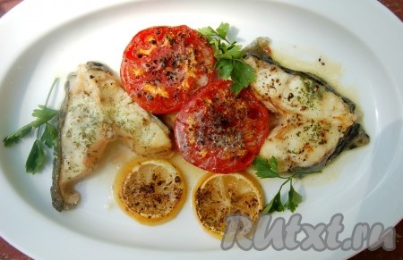 Затем вытащить противень (форму) из духовки, разложить вкусную, ароматную зубатку с помидорами по тарелкам и подать на стол.