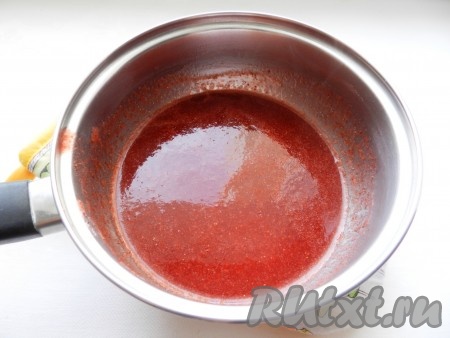 Клубничное пюре переложить в небольшую кастрюлю с толстым дном, поставить на огонь, довести до кипения, убрать с огня, всыпать половину порошка желе из пакетика, размешать, чтобы смесь стала однородной, слегка остудить.