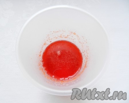 После того как клубничное желе застынет, вторую половину сухого порошка желе развести в 50 миллилитрах кипящей воды, немного остудить.