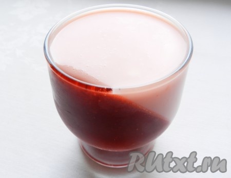 В стаканы с полностью застывшим клубничным желе добавить йогуртово-желейную смесь и снова убрать в холодильник до полного застывания.