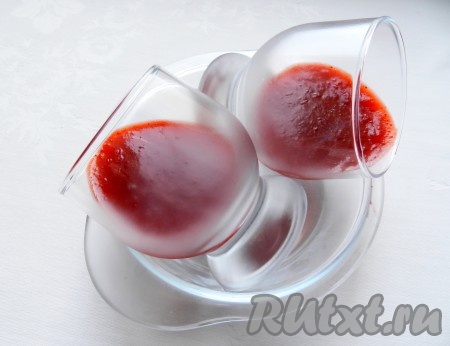 Аккуратно заполнить стаканы горячим клубничным желе и убрать в холодильник до полного застывания. Если желе полностью не застынет, при дальнейшем приготовлении десерта оно попросту сползёт на дно, и красивого эффекта не получится.
