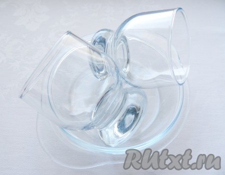 Взять 2 стакана (или 2 креманки). Чтобы залить желе по диагонали, стаканы нужно расположить устойчиво под наклоном в какой-нибудь ёмкости, как на фото.