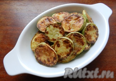 Обжаренные кабачки переложить в тарелку.