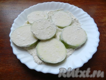 Муку смешать с солью. Кружочки кабачков обвалять в муке с обеих сторон.