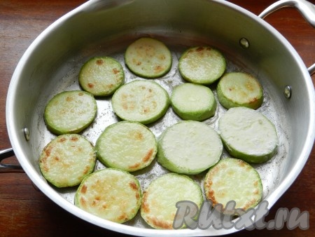 В сковороде разогреть растительное масло и обжарить кабачки на среднем огне сначала с одной, затем с другой стороны до золотистого цвета.