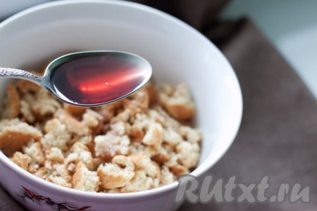 Наломайте печенье небольшими кусочками, смешайте с половиной порции (указанной в рецепте) ликера и оставьте минут на 10, чтобы бисквит пропитался.