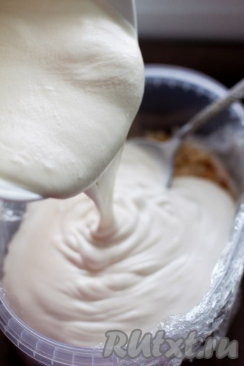 Аккуратно смешайте ложкой желтки со сливками и выложите в форму с бисквитом.