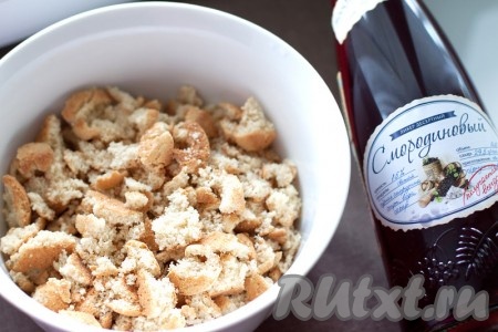 Наломайте печенье небольшими кусочками, смешайте с половиной порции (указанной в рецепте) ликера и оставьте минут на 10, чтобы бисквит пропитался.