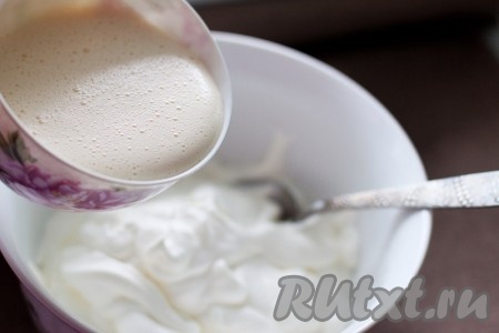 Аккуратно смешайте ложкой желтки со сливками и выложите в форму с бисквитом.