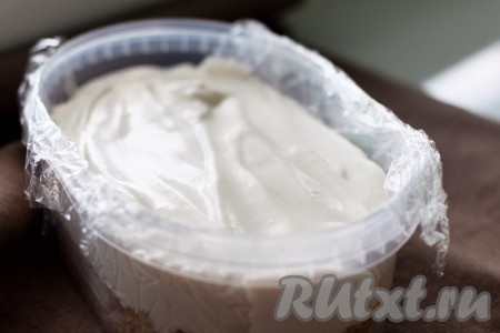 Накройте форму пищевой пленкой, не задевая десерт. Уберите в морозильную камеру на несколько часов, лучше на ночь.