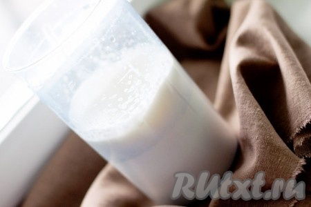 В другой посуде взбейте сливки в плотную пену.