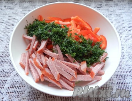 Колбасу можно взять и варёную, и варёно-копчёную. Колбасу очистить, нарезать на тонкие брусочки. Укроп промыть водой, обсушить, мелко нарезать. Сложить в глубокий салатник капусту, колбасу, огурцы, болгарский перец и нарезанный укроп, перемешать салат, посолить (добавляя соль, учитывайте, насколько солёную колбасу вы используете).