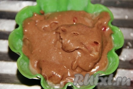 Полученное тесто вылить в подготовленные формы.