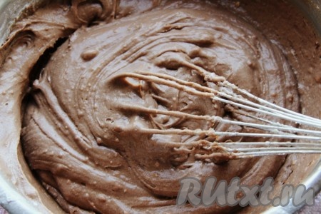 Хорошенько перемешать, добавить какао и муку.