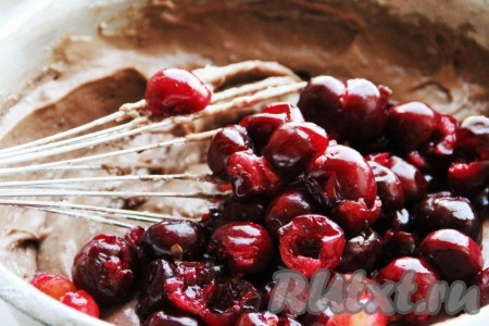 В самом конце добавить черешню и аккуратно перемешать.