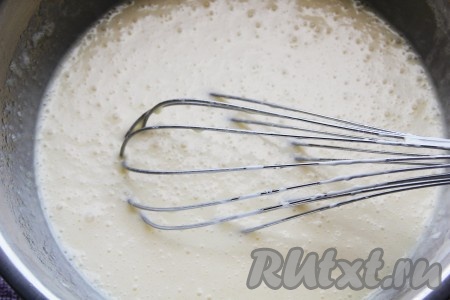 Яйца растереть с сахаром, добавить разрыхлитель, растительное масло, растопленное масло, сметану и ванильный сахар.