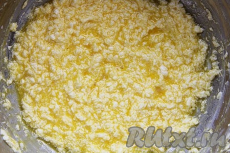 Перетереть сливочное масло с сахаром и ванильным сахаром. Добавить желтки, взбитые с водой.
