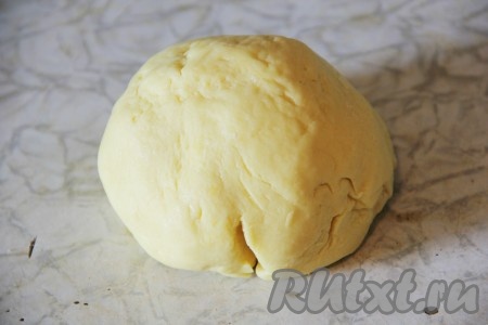 Муку просеять с разрыхлителем и солью. Постепенно добавить к остальным ингредиентам, вымесить однородное тесто.&nbsp;
