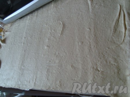 Тесто раскатать большим тонким прямоугольником. Длина  примерно 80 см, ширина 30 см.