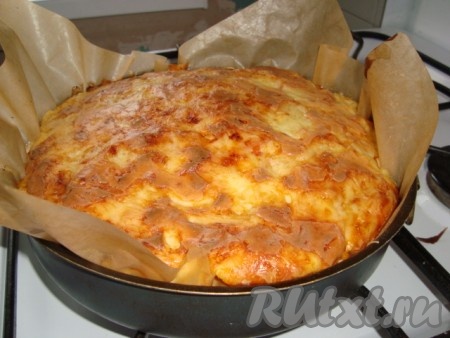 Выпекать слоеный мясной пирог со шпинатом и грибами в духовке при температуре 180 градусов 45-50 минут. 