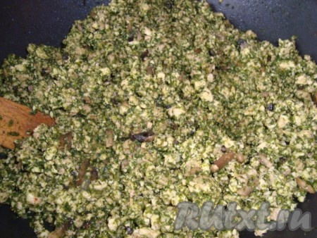 Смешать обжаренные фарш, шпинат, грибы, добавить яйцо, перемешать. 