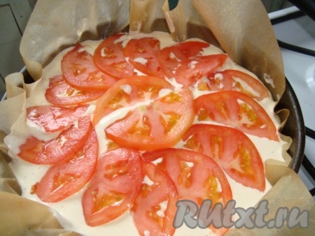 Помидоры порезать полукольцами, выложить сверху пирога.