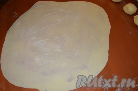 Тонко раскатайте каждый колобок (для того чтобы удобно было раскатывать, лучше смешать крахмал и муку в соотношении 50:50). 
