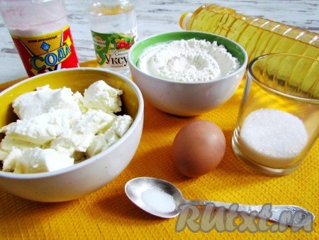 Подготовьте все необходимые продукты для приготовления шариков из творога, жареных в масле. Творог желательно взять очень свежий, а растительное масло нужно брать без выраженного вкуса и запаха.