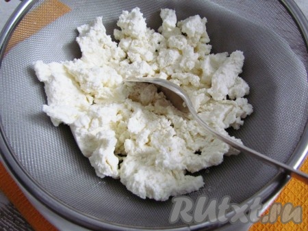Творог, по желанию, протрите через сито.