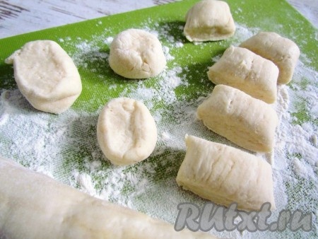 Стол присыпьте мукой. Из теста сформируйте длинную колбаску. Нарежьте её на маленькие кусочки, сформировав из каждого кусочка шарик.