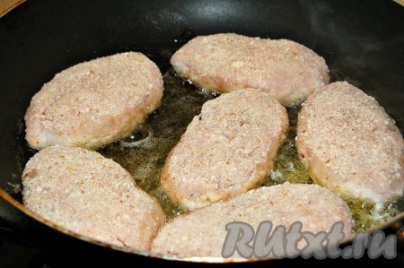На сковородку положить растительное и сливочное масло, раскалить, и в раскаленное масло уложить сформированные котлеты из индейки в панировке.