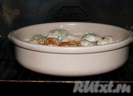 Отправить форму с рыбными тефтелями в заранее нагретую до 200 градусов духовку на 25 минут.
