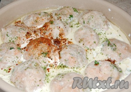 Добавить немного соли, перца, специй, чтобы соус получился вкусным.