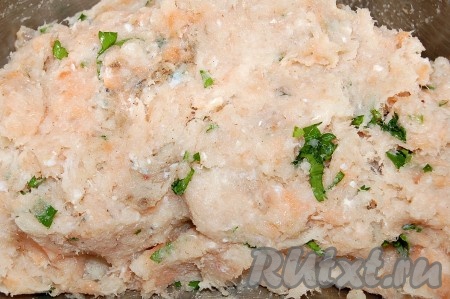 Перемешать и фарш для рыбных тефтелей готов.