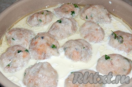 Залить сливками содержимое формы.