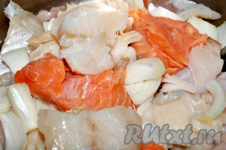 Филе рыбы нарезать на небольшие кусочки, чтобы удобно было промолоть в мясорубке.