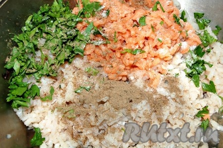 Подготовленную рыбу пропустить через мясорубку вместе с репчатым луком, добавить к полученному фаршу соль, перец, специи и мелко нарезанную петрушку.
