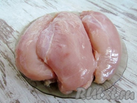 Куриное филе промойте и обсушите.