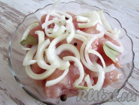 Добавьте лук, перемешайте.