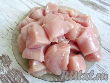 Нарежьте мясо на средние кусочки.