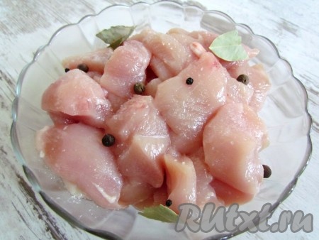 Мясо переложите в миску, добавьте горошины перца и лавровые листья, посолите по вкусу.