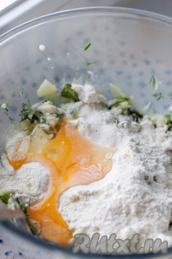 Добавить в миску яйцо и муку, вымесить однородную массу.