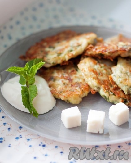 Разделить получившуюся массу на равные части. Влажными руками сформовать небольшие котлетки. Слегка их приплющить. Разогреть в сковороде растительное масло и порциями обжарить котлетки с обеих сторон до золотистого цвета, по 3 минуты с каждой стороны. 
